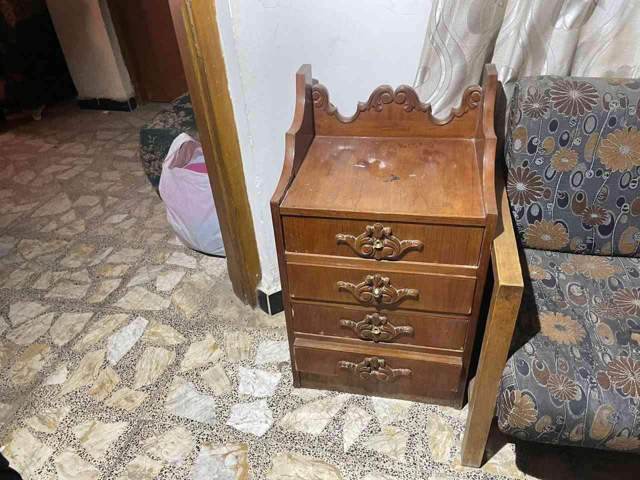 السلام عليكم غرفه نوم صاج شغل عراقي الغرفه نضيفه ميحتاجلهه اي تصليحات جديده بمعنى الكلمه نقش يدوي صاج بورمي 
تحتوي على 
كنتور 5 ابواب بدون ملحق
جربايه 
كومديات 2 
ميز تواليت
زاويه ملابس
السعر 750 وتسوه اكثر الشراي يتصل ***********
مكاني بغداد / سبع ابكار
