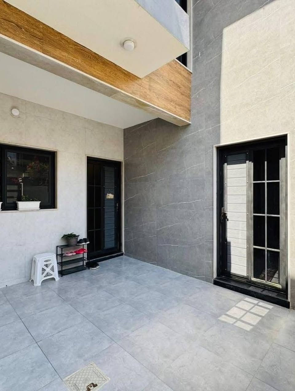 🏡 دار للبيع – فرصة مميزة في حي الصديق الأولى 🏡

📍 الموقع: الموصل – حي الصديق الأولى قرب سايدين طب الأسنان

📢 لمعرفة السعر وجميع العروض العقارية انضم إلى قناة التلكرام:
🔗 https://t.me/+CvAR_-mqjcM2N2M6

📐 المساحة: 100 م²
📏 الواجهة: 9 متر
☀️ الاتجاه: شروق ابتدائي

🏠 مواصفات الدار:

🔹 الطابق الأول:
🚗 كراج
🛋️ هول
🪑 استقبال
🛏️ غرفة نوم
🍽️ مطبخ
🚿 صحيات
🌿 منور

🔹 الطابق الثاني:
🛏️ 3 غرف نوم
🚿 صحيات
🌤️ سطح

⭐ ملاحظة: الدار تُباع مع جميع الكونترات.

📞 للاستفسار:
***********
***********

📍 مكتب السنبلة للاستثمار العقاري
الموصل – سايدين حي البعث مقابل حلويات الذهبي
#عقارات_الموصل_للبيع 
#بيع_و_شراء_عقارات_عقار 
#ارض_للبيع 
#حي_الصديق_قبل_مرطبات_البحرين 
#عقارات_الموصل
