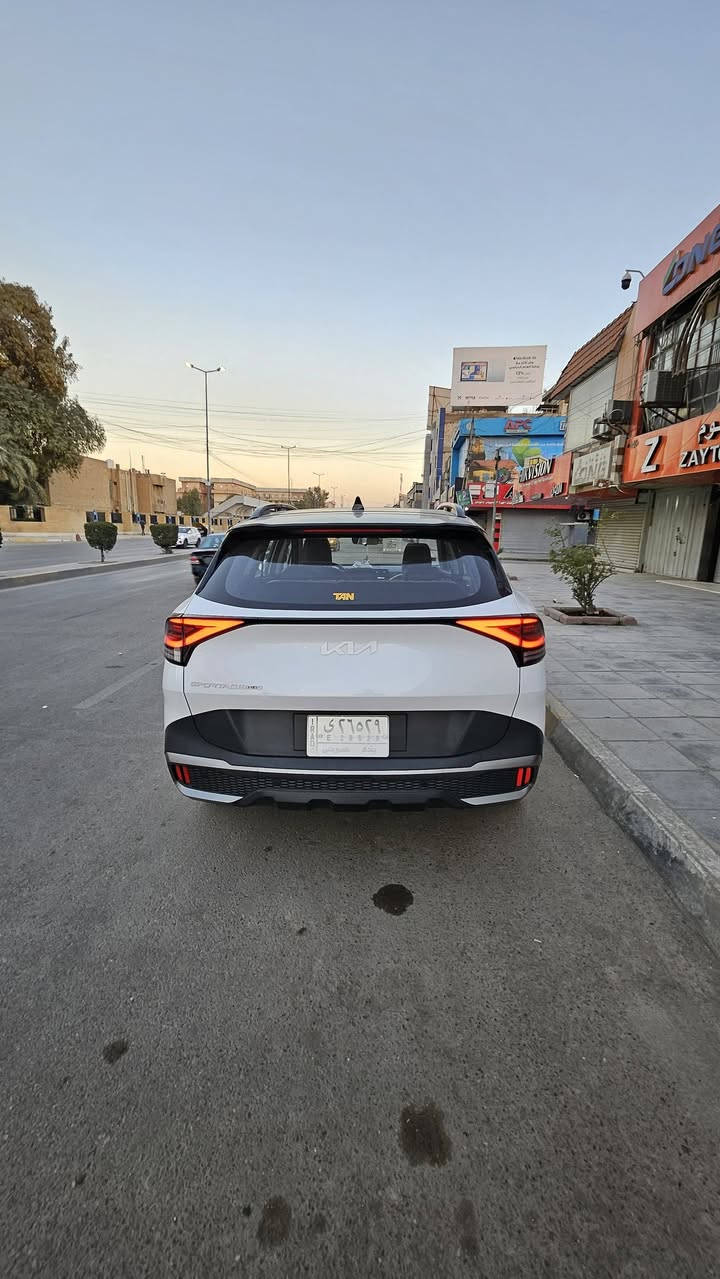 السلام عليكم 
سبورتج 2022 هايبرد X Larg 
وارد صين 
ماشية 35الف وقابل للزيادة 
فووول مواصفااات 
بانوراما 
كير ماوس 
تشغيل بصمة
قطعتين تبريد
دخول ذكي 
محرك 2000 هايبرد 
كشنات كهرباء مع تدفئة وتبريد 
السيارة 2 كلر 
شاشة متصلة 
كامرات محيطية
كامرا عند تشغيل الاشارة
وغيرها الكثير 

مكفولة من الصبغ 
فقط ضرر بسيط بالدعامية من الاسفل 
المكان : بغداد
السعر = 23 الف دولار 
للتواصل اتصال أو واتساب : ***********
