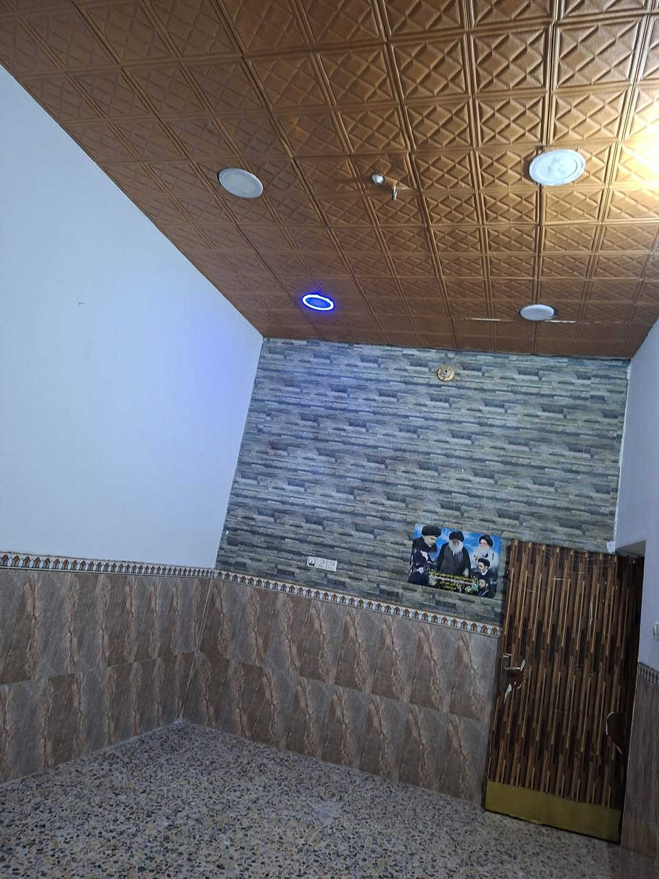 سلام عليكم خوان بيت البيع قطين مراوس مو مشكله لبيت بحي الغدير المساحه 100م ***********
