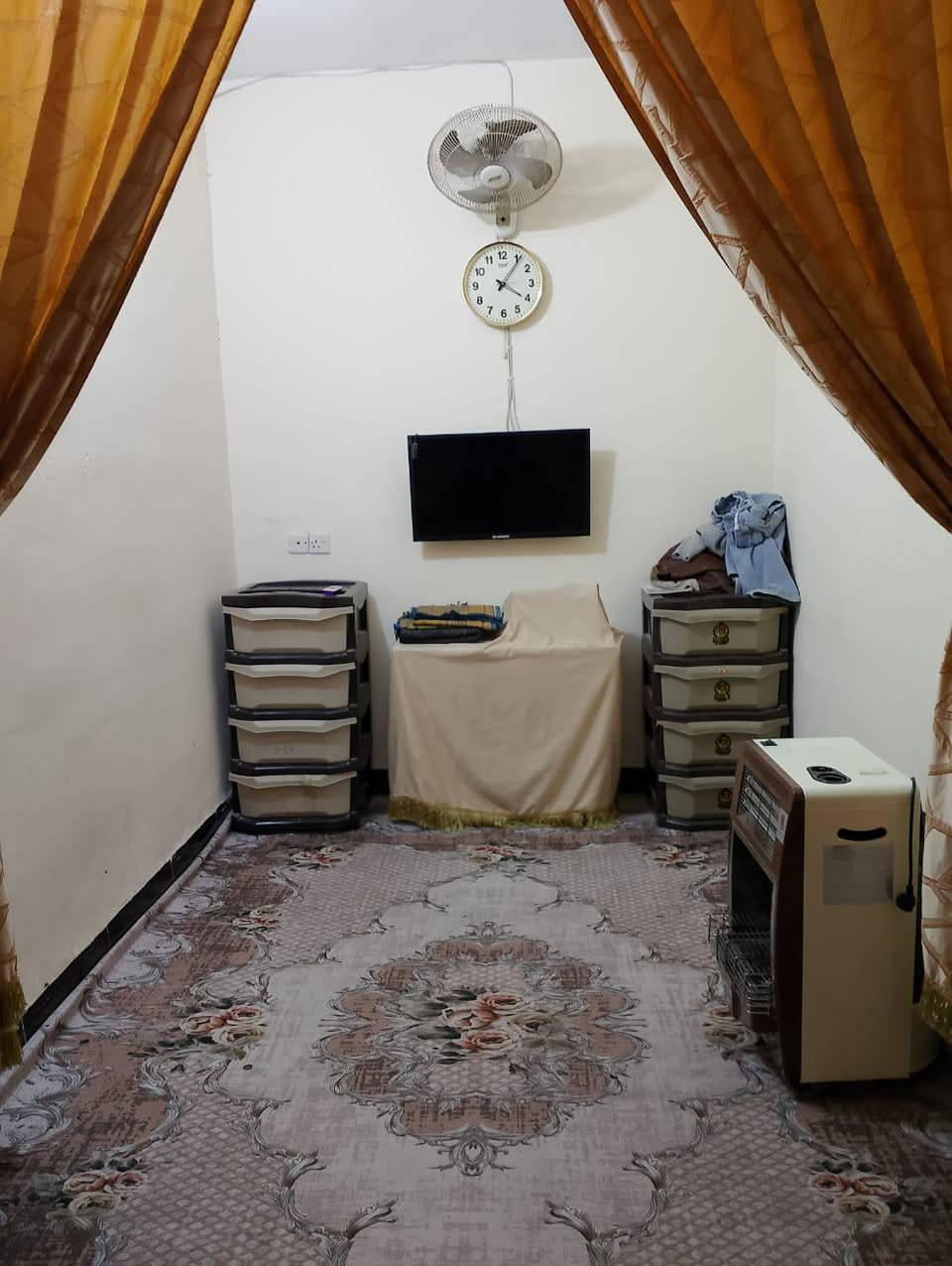 السلام عليكم 
بيت 100 م بناء عكاده نظيف العنوان الحر الصغير خلف المدرسة وبسعر مناسب بيع او رهينه للاستفسار الاتصال على الرقم *********** أو مراجعة مكتب الحريه للعقار  والمقاولات العامه البوبيات عامود 70 @إشارة
