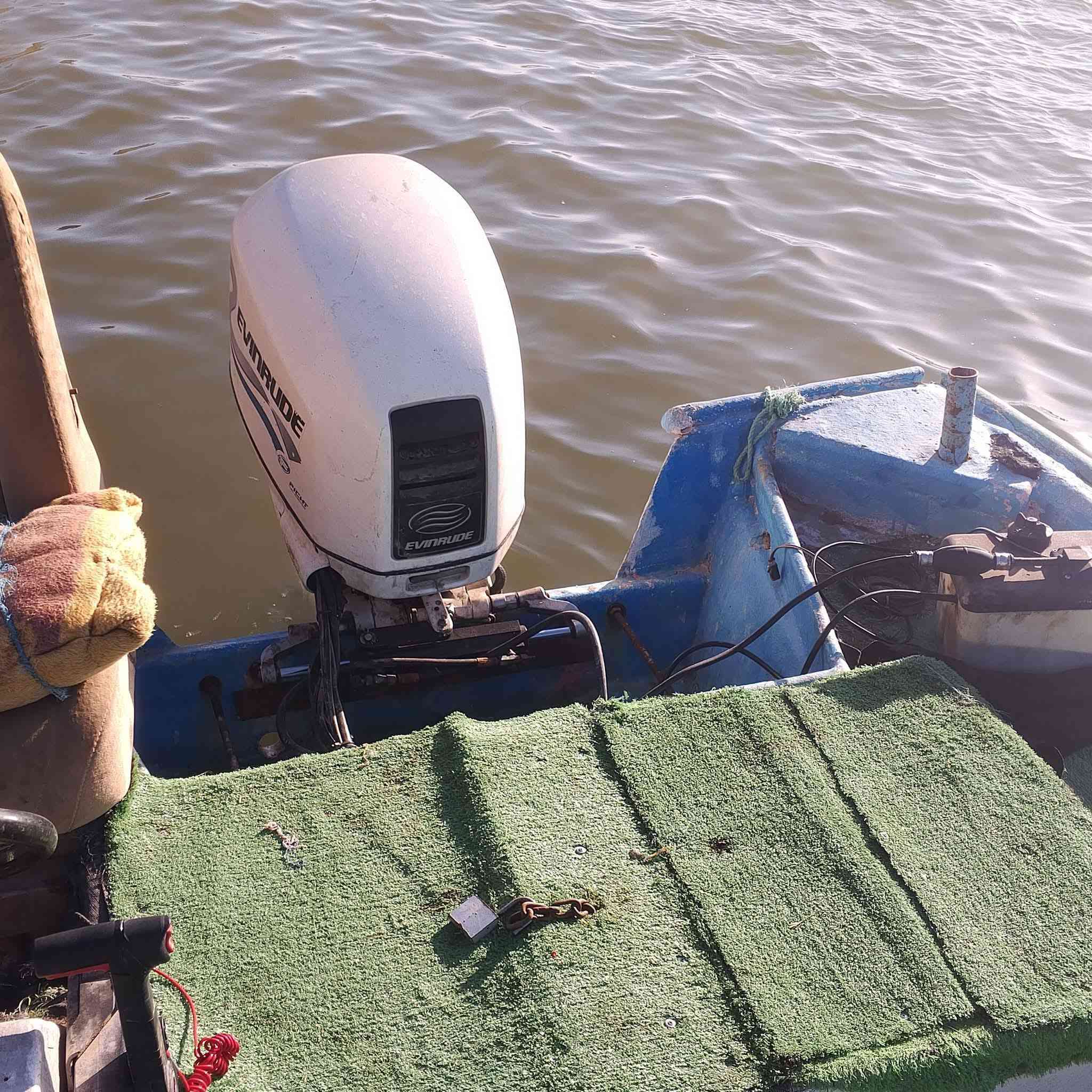 سلام عليكم زورق طول 7 ونص مع باور استيرن مع محرك 150 ايفرود انجكتر للبيع التواصل مع صاحب زورق ع هذا رقم ***********
