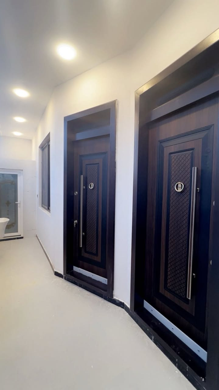 ،،بسم الله الرحمن الرحيم ،،
السعر 195 وبي مجال 

مشتمل ركن مربع على شارع 15 منطقة الخاجية خلف أفران العراق 
المساحة  100 متر
المنطقة فول خدمات 
ماء مجاري كهرباء تبليط حاليا جاي بشتغلون بي 

طابقين 
الطابق الأول غرفة نوم مطبخ حار بارد صالة كبيرة 
 استقبال
منور داخلي صحيات داخلية وخارجية
الطابق الثاني غرفتين نوم
صالة 
و صحيات 
جميع بورسلين البيت اللواح 60*120 نوع هندي
بايات الدرج مرمر 3سم
محجر المنيوم زجاج مقسى 

علما المشتمل مؤسس سبالت دفن
كامرات 📷 
إنترنت 🛜 
الإسلاك الكهربائية نوع فنار السعودي ومواد الماء التركي نوع بلسا والمجاري ألماني 
  شغل درجة اولى بمعنى الكلمة مواد الماء والمجاري والكهرباء درجة اولى مع الضمان
أبواب خارجية قاصة تركي 
ابواب داخلية تركي ارتفاع 240سم 
 شبابيك ألمنيوم سلايت جام 10ملم 

الواجهه لبخ وسقل باستخدام اصباغ الجوتن العالمية ضد الرطوبة ضد التعفن الألوان ثابتة مع التطعيم بالفوم التركي 
 للاستفسار 
***********
***********
#الجميع
