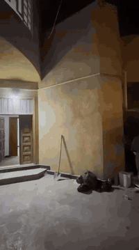 سلام عليكم يتوفر بيوت وشقق للايجار ديلوكس كله جديد عوائل طلاب موظفين حي الزيتون المطيحه السنيديه مناوي لجم دويد ام النعاج حي الزهور وكذلك بالمشراق الجديد  للاستفسار***********  متوفر بيوت طابقين واكو طابق واحد وكذالك مشتملات
