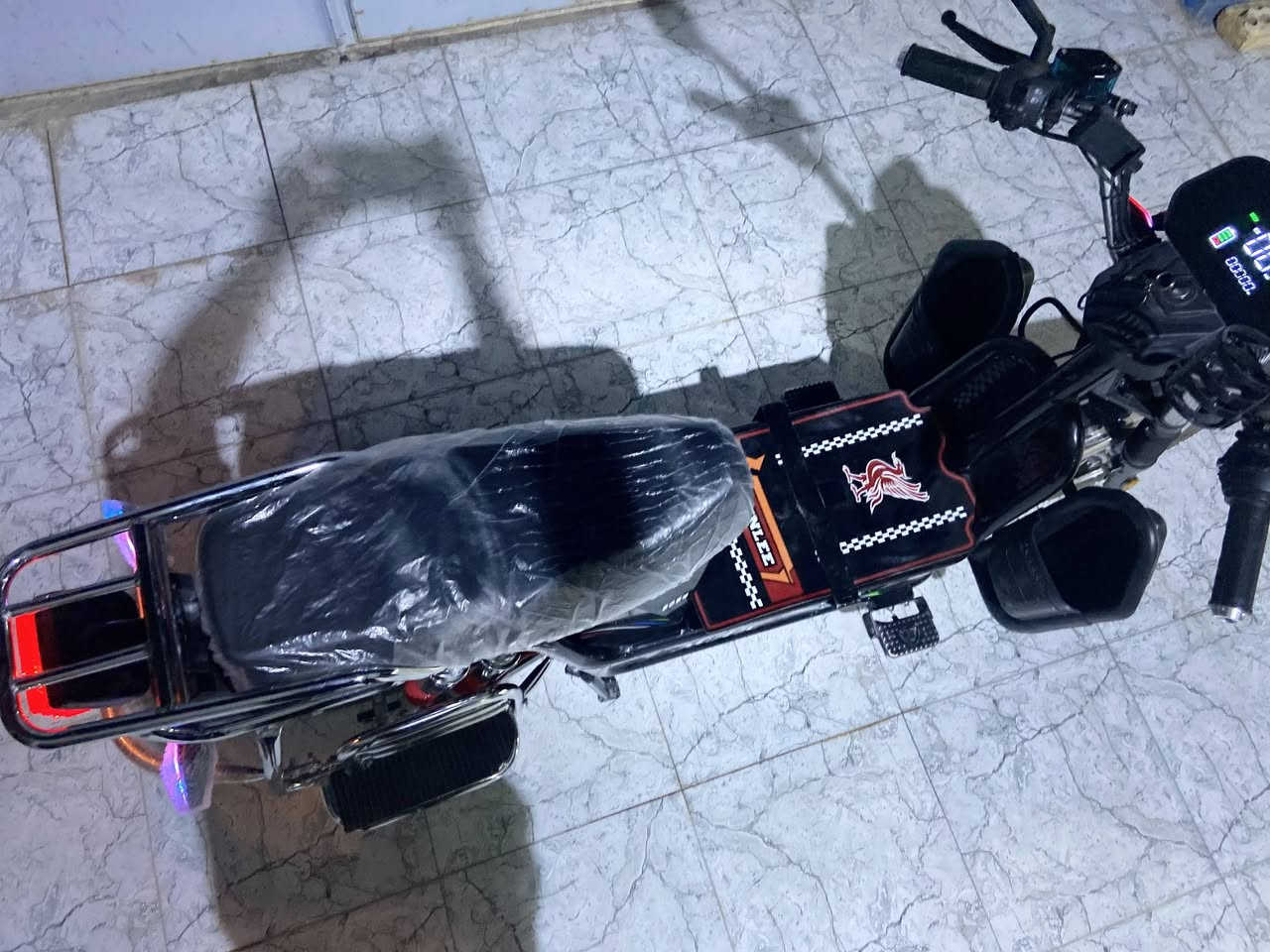 سلام عليكم دراجة شحن للبيع دراجة صار سبوع من شاد بطاريات السعر خاص وبي مجال الشري يتصل ويدلل ***********
