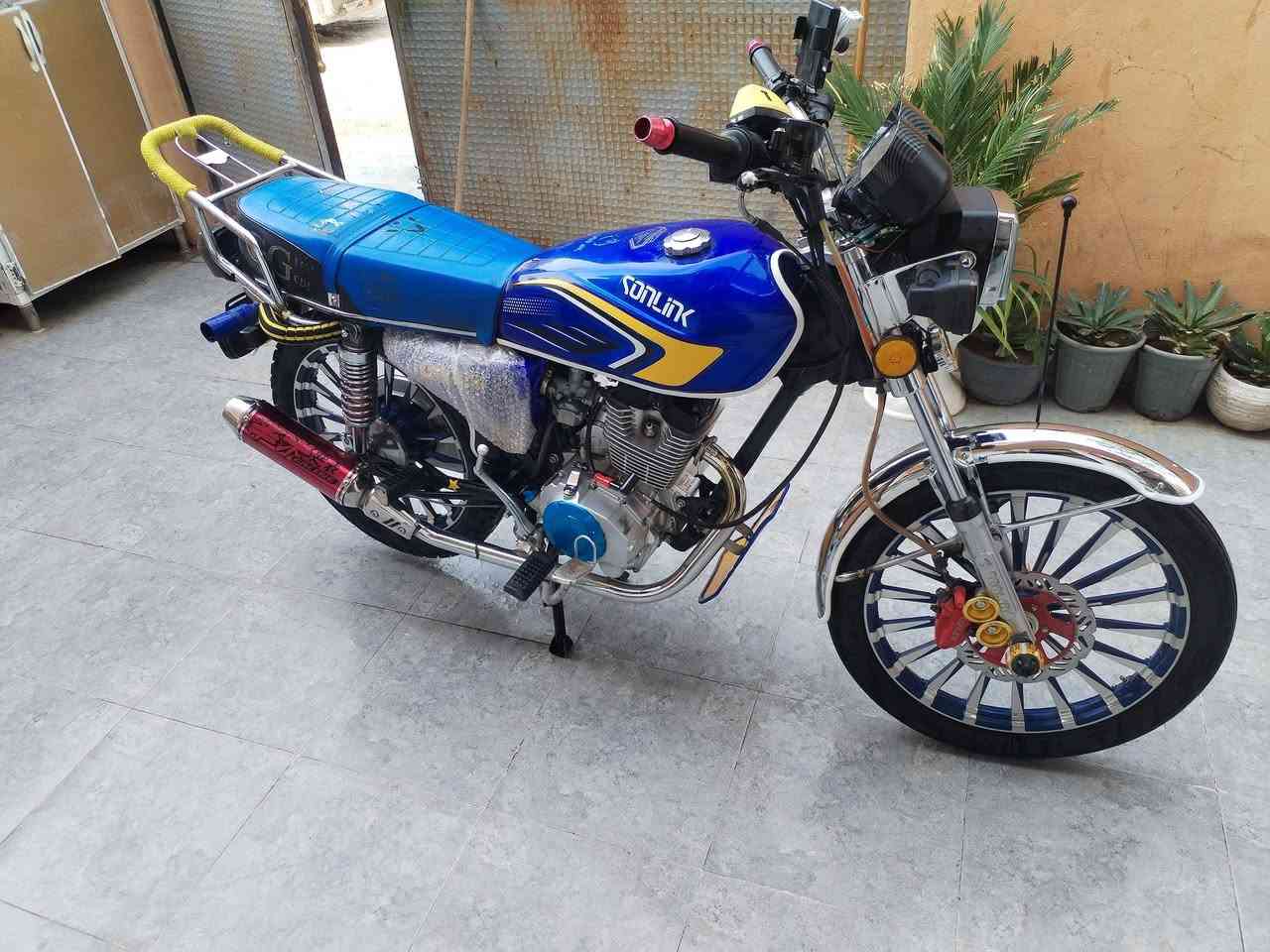 السلام عليكم
ملاحضة الصلنصة مو وياهة 
موديل 2024 شكل ال 2025 
فول نضافة
تايرات زوج جدد
لون ازرك 
مكان ديالى شهربان
السعر 715 او بيهة مجال 
***********
