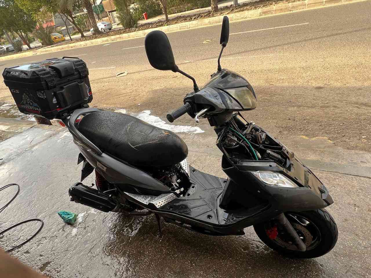 دراجة ماكس ثعلب للبيع 
مرقمة وكاملة وتحويل ثاني يوم 
المكينة مفتوحة ومجفتة تجفيت مضبوط صار سنة تقريبا 
كلجات بلادي 
كابريتر لبلادي موجودة ولدراجة محولها كابريتر ايران 
الدراجة بيها صندوك مثل ما موضح بالصورة ومرايات 
وباتري جديد نوعية فول 
«(ملاحضة)» 
 بس يرادلها المثلث الامامي و المثلث لجوة الكشن الي يم الكور 
الاستفسار 
***********
***********
السعر 
650 الف وبيها مجال 
مكاني الفلوجة حي نزال
