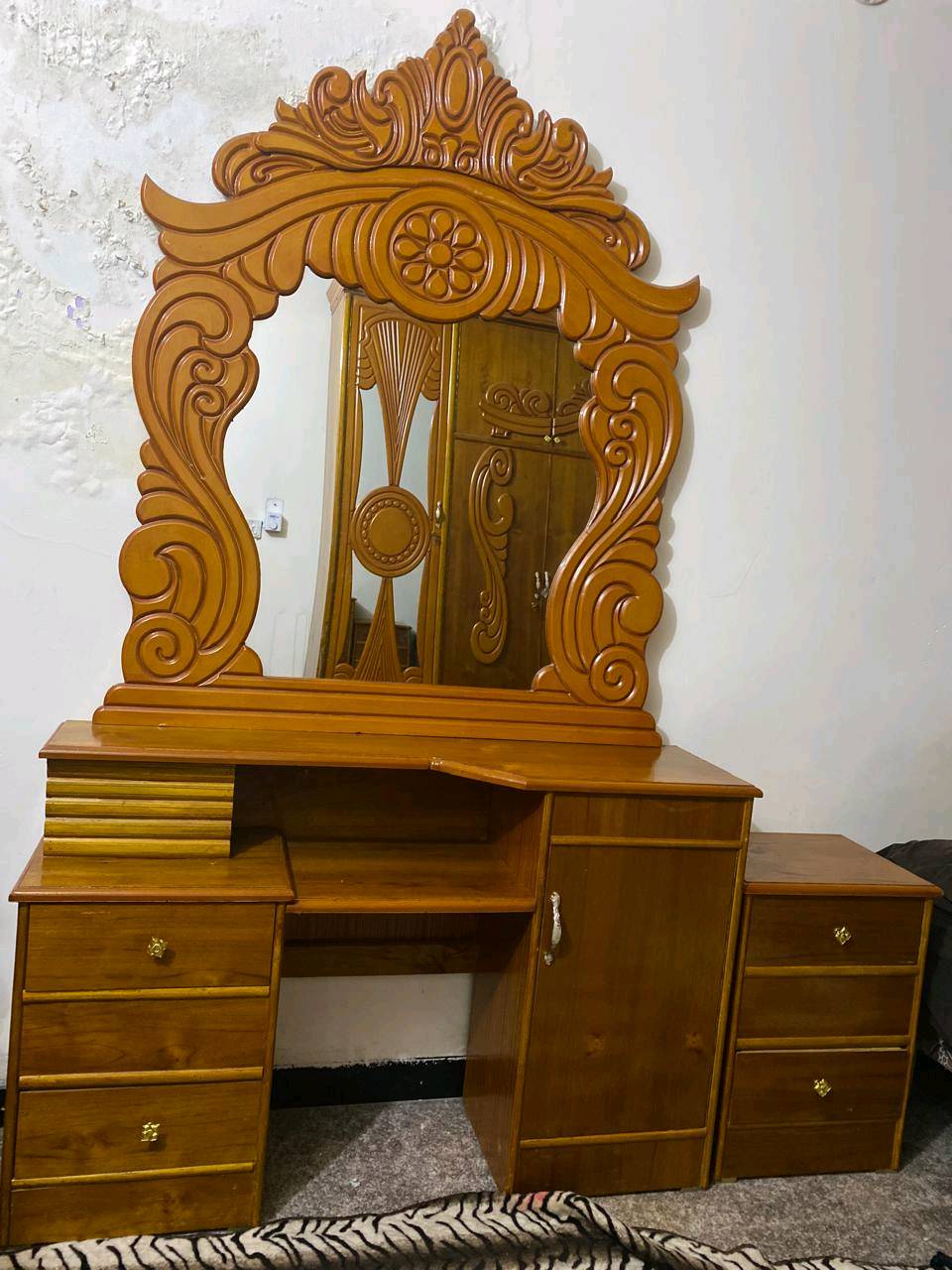 

غرفة صالة جميلة للبيع تتكون من 3 كنتورات كبيرة وكنب مريح و5 طاولات خشبية منجدة بديكور رائع. الخشب بلمعان مميز وتصميم أنيق يتناسب مع مختلف الديكورات الداخلية. الغرفة تشمل أيضًا جهاز خياطة صناعي. جميع الأغراض بحالة ممتازة.