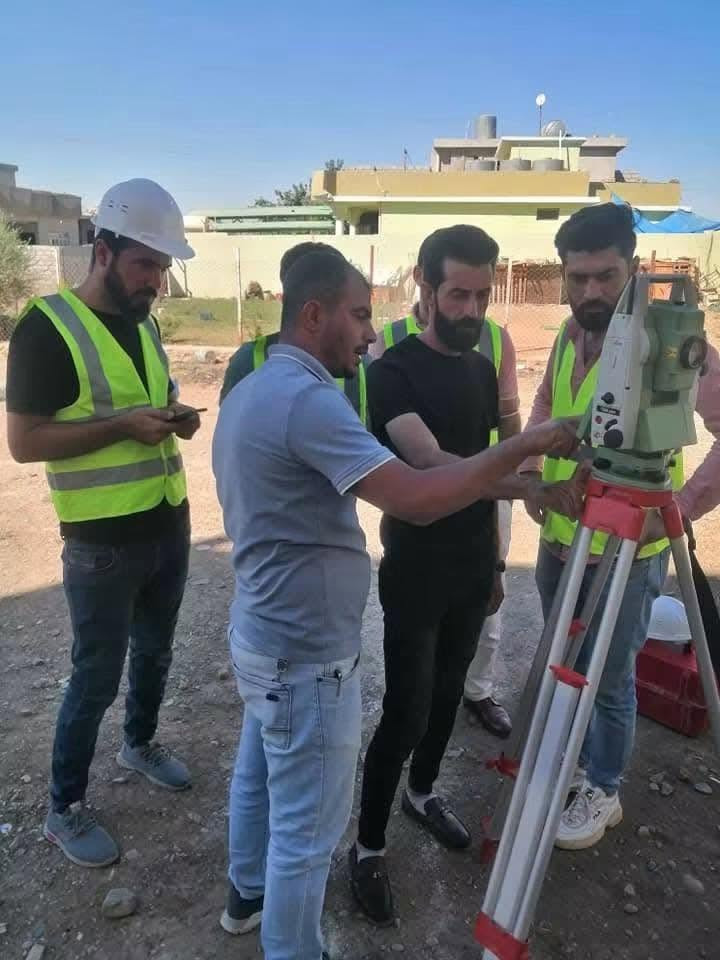 📢 إعلان هام: فتح باب التسجيل في دورات أجهزة المساحة الحديثة 📐🏗️
مع بداية العطلة الصيفية، الفرص كثيرة... لكن الفرق في "قمة الإتقان الهندسي" هو أننا نختصر عليك سنوات من التخبط في المواقع! نحن لا نعلّمك مجرد "أزرار" على الجهاز، بل نزرع فيك "عقلية المساح الماهر" القادر على إدارة أي موقع بثقة.
الدورة مصممة بالكامل لتكون محاكاة حقيقية لواقع العمل الميداني وتتضمن المحاور التالية:
🛠️ المحاور الاحترافية للدورة المتكاملة:
1. احتراف أجهزة الـ Total Station:
 التدريب العملي على أحدث الموديلات التي تطلبها الشركات الكبرى في السوق العراقي (مثل Leica TS03 و Leica 06 Plus).
 اتقان ضبط الأجهزة والتسامد (Leveling & Centering) بسرعة واحترافية عالية تحت أي ظرف ميداني.
2. التطبيقات المساحية الميدانية:
 الرفع المساحي (Surveying): كيفية رفع البيانات بدقة من أرض الواقع وتحويلها إلى المكتب.
 التسقيط / التوقيع (Stake-out): نقل المخططات الهندسية من الورق إلى الموقع بدقة متناهية (للأبنية، الأعمدة، والجسور، والطرق).
 برامج الـ COGO المتقدمة: حساب المساحات، المسافات، والتقاطعات مباشرة داخل الجهاز.
3. إدارة البيانات المكتبية (Office Work):
 احتراف سحب البيانات وتصديرها من الجهاز، معالجتها، وتحويلها إلى خرائط هندسية مفهومة ومطابقة للمواصفات.
4. ربط العمل بالواقع الميداني العراقي:
 شرح حقيقي وعملي للمشاكل والأخطاء الشائعة التي تواجه المهندس والمساح في مواقع العمل داخل العراق، وكيفية حلها تقنياً وفورياً.
🎓 شروط الانضمام (نستقبل النخبة فقط):
للحفاظ على جودة التدريب والتركيز العالي لكل متدرب، المقاعد محدودة جداً وتستهدف الدورة:
 المهندسين بكافة اختصاصاتهم (مدني، طرق وجسور، ري، وغيرها).
 خريجي المعاهد التقنية.
 طلبة الكليات الهندسية والمعاهد (المقبلين على التخرج).
🎁 هدية العطلة الصيفية ودعم الطاقات:
💥 خصومات خاصة وحصرية للطلبة تصل إلى (30%) لدعمكم في تطوير مهاراتكم وبناء سيرة ذاتية قوية قبل التخرج ودخول سوق العمل.

 الموقع: الموصل - الجانب الأيسر
 للتواصل والاستفسار المباشر عبر الهاتف أو الواتساب:
 📞 ***********
 📞 ***********
🚀 مستقبلك المهني يبدأ من الإتقان العملي... احجز مقعدك الآن !
