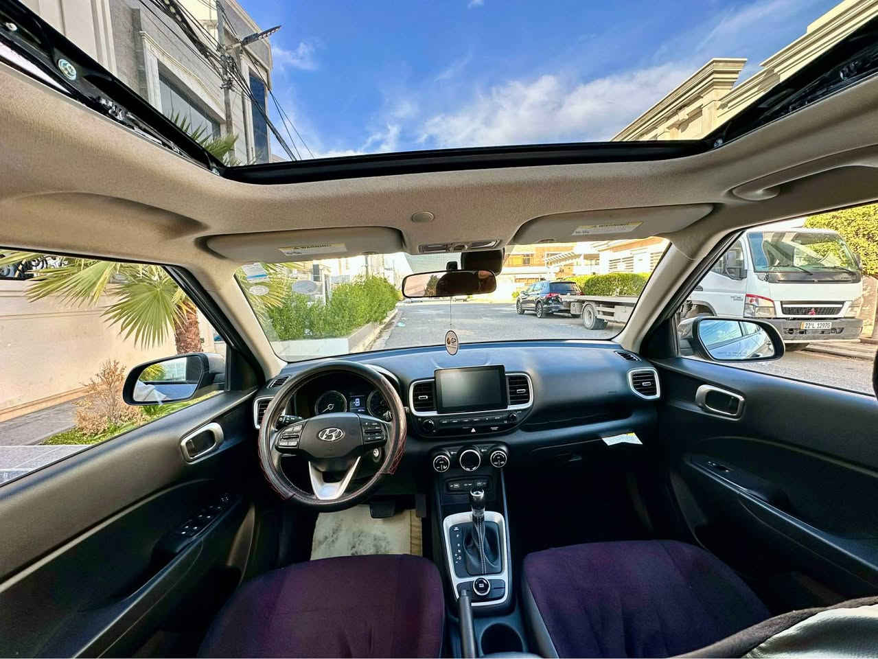 هیوندای ڤینیۆ Hyundai Venue 2022 
فول مواسفاتە سلاید تبرید لمس رادار شاشە گەورە و بلوتوث و ئەپڵ کارپلەی و کامێرایە و ڕاداری پێشە هەروەها حاسەی هێشتنەوەی لەسەر خەتی جادە و ئۆتۆ فولە 
تەنها چاملغ و بستەک دەرگا سبوغە بێ ناو گرتن بێ داخلی پارچەی بۆیاخە 
تەنها ٣٢ هەزار میل ڕۆشتووە
نرخی 125 وەرەقە و مەجالێکی کەم
ژمارەی پەیوەندی ***********
*********** واتساب أربيل, العراق
