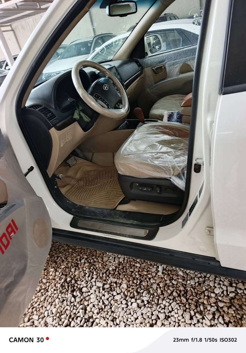 السلام عليكم سنتافي موديل2012خليجي كفاله عامه من الصبغ والتبديل والفتح  رقم أربيل سنويه23 صاقطه 
١_فتحه سقف 
٢ _بصمه ابواب +صندوق 
٣_تشغيل بصمه +بصمه عدد٢
٤-تبريد ٣قطع
٥_ثلاجه جكمجه
٦حساس خلفي
٧_شاشه +كامره
 ٨_تحكم ستيرن جهتين 
٩_كشن ٧مقاعد 
١٠_مكينه2400 ا   4سلندر 
السعر ١٤٣بيها مجال  رقم الهاتف ***********واتس اب
