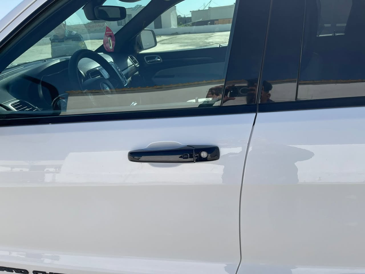 جيب كراند شيروكي ليميتد بلاك توب
موديل ٢٠٢٢ مواصفاتها كلش حلوه اخذتهه قبل ٥ شهور كملتهه ودللتهه ومجاي اطلع بيهه لانه اني عسكري تفويلة البانزين المحسن اظل بيهه شهر كامل 
اريد )مراوس( بهايبرد ٢٠٢٤ بس كون حادث بسسيط
سنويه باسمي/ سكني بغداد 
تليفون ***********
