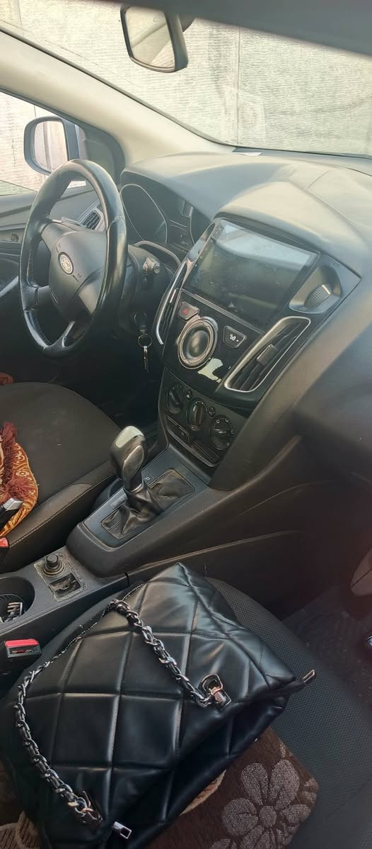 فۆرد فۆکس 
***********
مۆدیل 2012 
دووپارچە  سبوغ
چاملغی لای سەکن و سایەق 
بێناوگرتن پشت و پێشی کەپسە
گێڕومەکینە بەشەرت
شوێن .هەولێر أربيل, العراق
