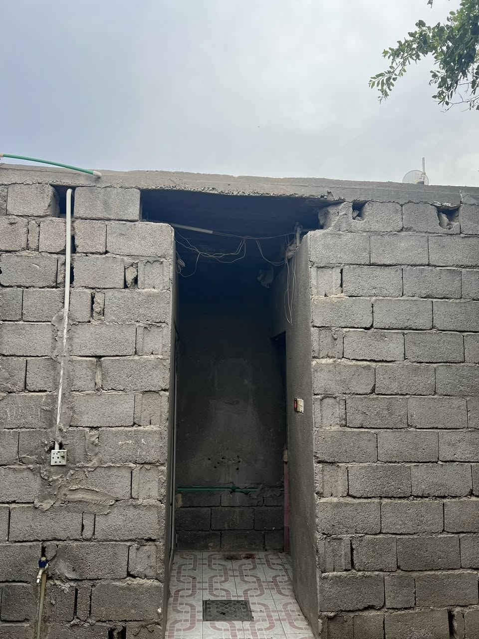 بيت جاوز للبيع بحي الخطوه البيت مرتب كلش ومساحته 200 تباليط بابك كلش ومنقه حلوه للستفسار ***********
