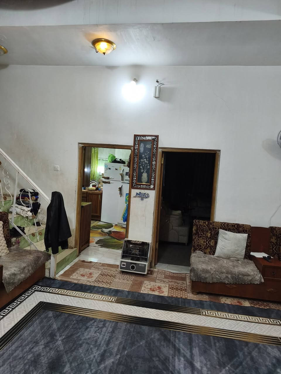 بيت للبيع 
مساحة 200م بناء 2011
 الخاجيه شارع40 
يحتوي على 
5 غرف نوم
مطبخ 
صالة 
هول داخلي 
3صحيات 2داخليات 1 خارجي
البيت وجهة على مربع (ساحه مفتوحه)
للاستفسار الاتصال على الارقام 
***********
***********
