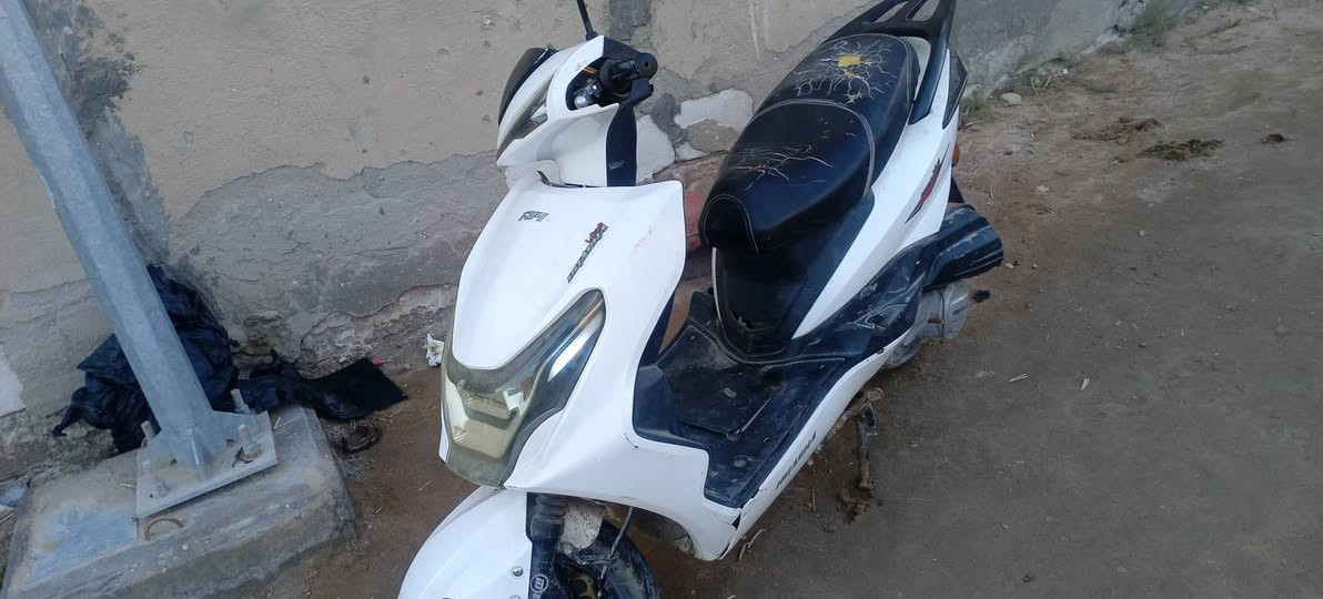 دراجه سكنس صيني دراجه حلوه اومناسبه عدادات كلهه تشتغل اشاير بلاجكتور عالي او ناصي شرط ثلجي دراجه حلوه كفر اشويه بيه ضرر من الجهه اليمنى تايرات جدد الباقي گدام عينك للعلم الدراجه ما مغسوله. خاص مفتوح هاتف ***********
