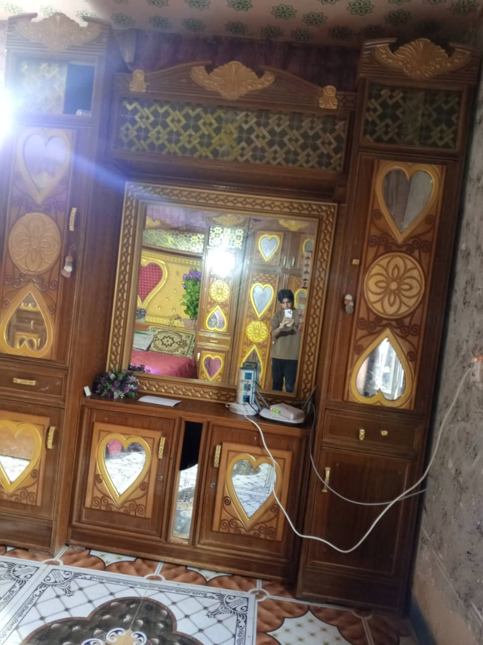 السلام عليكم غرفه البيع احطاطه نظيفه بعدهي سعره مليونين نص بيه مجال مكان التاجي *********** / ***********
