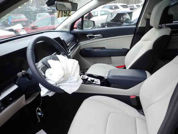 كيا سبورتج 2023 لمتد هايبرد (كهرباء - بانزين) فول مواصفات
وارد امريكي نظيفة جداً رقم بغداد الدولي الجديد 

كفالة عامة من التبديل والصبغ فقط تبديل دعامية امامية وصور الحادث مرفقة بالمنشور 

مواصفات  
بانوراما 
قيادة ذاتية
تحديد مسار 
داخل لون ابيض 
بصمه 
كشنات جلد / كهرباء / حار بارد  
شاحن وايرليس 
شاشه جبيره متصله 
كامره خلفيه 
رادار امامي خلفي رادار جانبية
جنطه كهرباء 
شاشه تبريد لمس 
فول تحكم ستيرن / لايت عدسات متحرك مع السيارة / 4 مودات قياده / مانع ازلاق / اوتو هولد / حساسات / ويل كب جبير / هندبريك بصمه 
وبعد بيه هواي مواصفات  

السعر 210 ورقة وبيهة مجال
 
العنوان بغداد / اليرموك  

***********
