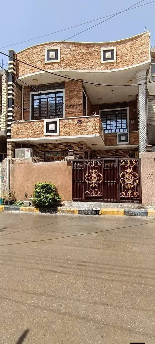 بسبب الوعود الكاذبه اعيد النشر
السلام عليكم (السعر ١٨٥ و بي مجال) 
بيت للبيع في الزعفرانيه قرب جامع العلي العظيم مقابيل مدرسه المكارم ع شارع العام البيت مساحته ١٠٠ مربع واجه ٧ ونص و نزال ١٤ ونص تفاصيل البناء طرمه استقبل٧ في ٤ مطبخ صاله و حمام و منور +حمام خارجي الطابق الثاني غرفتين نوم و صاله و حمام و بالكون للاستفسار الاتصال *********** واتساب علئ  ***********
