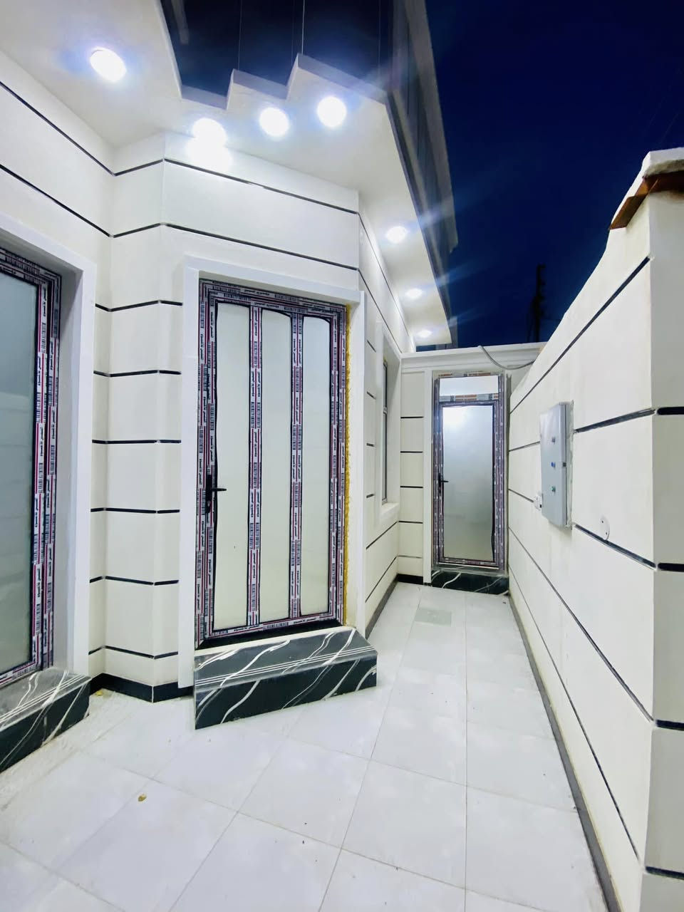 دار للبيع طابق ونصف مساحه 150 متر
بناء درجة أولى ( تسليم مفتاح ) .. 
( سعره مناسب جدًا )
✅اجيب غراضك وتكعد✅ جاهز للسكن .. 

⭕️ محتويات الدار
يحتوي الطابق الاول على: 
▪️استقبال 
▪️صاله 
▪️ غرف منام العدد 2
▪️مطبخ  
▪️  حمامات داخليه و خارجيه

⭕️الطابق الثاني يحتوي على غرفه عدد 1 

✔️بيت فول مواصفات

🟪  المواصفات :- 

 🔹البيت مصبوغ بالكامل صبغ جوتن🔥
🔹ابواب تركي درجه أولى 
🔹شبابيك ألمنيوم تفصال 
🔹كهرباء شغل درجة اولى 
🔹منظومة غاز 
🔹ماطورات و بوسترات صاعد و نازل 
🔹مقطوره ماء أساله 
🔹مقطورة ماء للشرب 
🔹محجر خارجي ارتفاع 75 سنتمتر 
🔹سخان ماء ( كيزر) مربوط وكامل

🟤 نوع العقار طابو  عراقي صرف باسم عراقي تكعد وي صاحب الارض 

🔺نوع البناء :- بلوك / كونكريت مسلح  
🔺المساحة :- 150 متر 
🔺مدخل الشارع. 10 متر

🔲 السعر :- مناسب جدا مال بيع لمعرفة السعر الإتصال او واتساب على الرقم 

***********
***********

⬛️ العنوان البصره ابو الخصيب منطقه ابو الجوزي قرب معمل ثلج اللامي

لارسال موقع البيت على الخارطة يرجى مراسلتي على الواتساب
