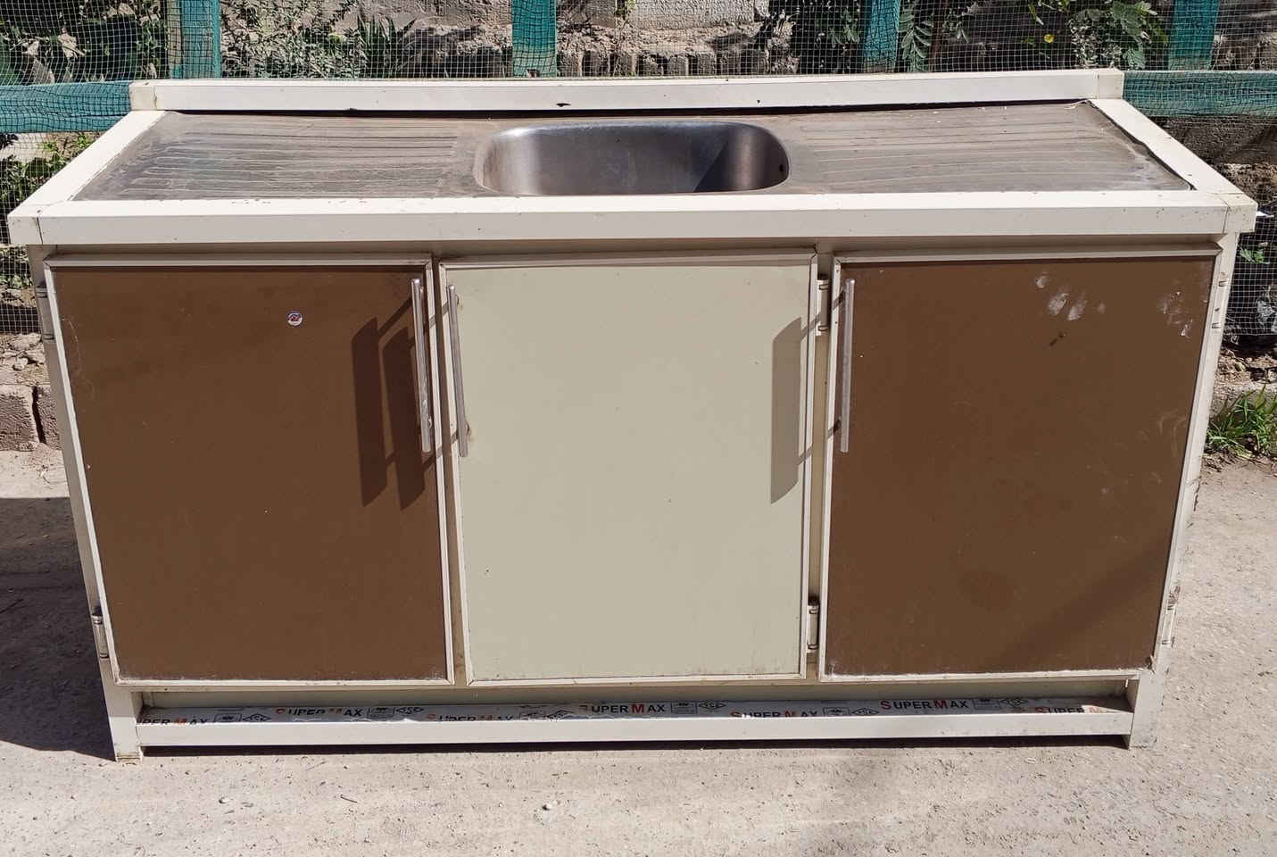 ⚜️  كاونتر بدون مجرات فقط قطعتين
⚜️سنك متر ونص نضيف كلش 

⚜️ المكان حصوه حي عداي

⚜️ للاسفسار الاتصال ***********
