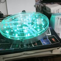 قاعدة نركيلة • إضاءة ليد • بطاريات قلم