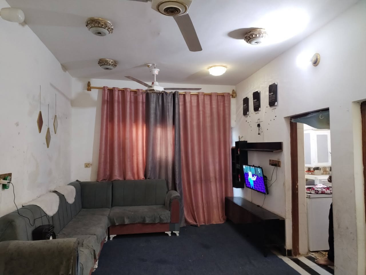 السلام عليكم بيت للبيع حي عرار مساحه ٢٥٠ بل سند واقع ٣٢٠ متر ركن بيت طابو صرف بناء حديث كامل عل آخر حبايه موقع مميز شارع الريسي السعر ١٦٠ بي مجال الاستفسار اتصال *********** مراجعه مكتب النوارس شارع مستشفى ***********
