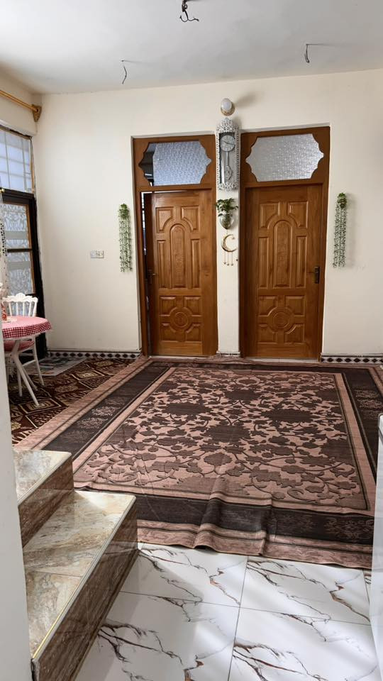 بيت للبيع مساحة 250 متر طابو صرف متكون من غرفتين نوم واستقبال وصاله ومطبخ وصحيات طابق الثاني غرفة نوم وصاله وحمام العنوان باب الدرب قرب جامع  ‏‎لا اله الا الله قريب كلش على شارع 60 للأستفسار الاتصال على الرقم 
‭0771 741 0966‬
