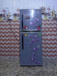 ثلاجة • نظيفة جدا • حجم ٨