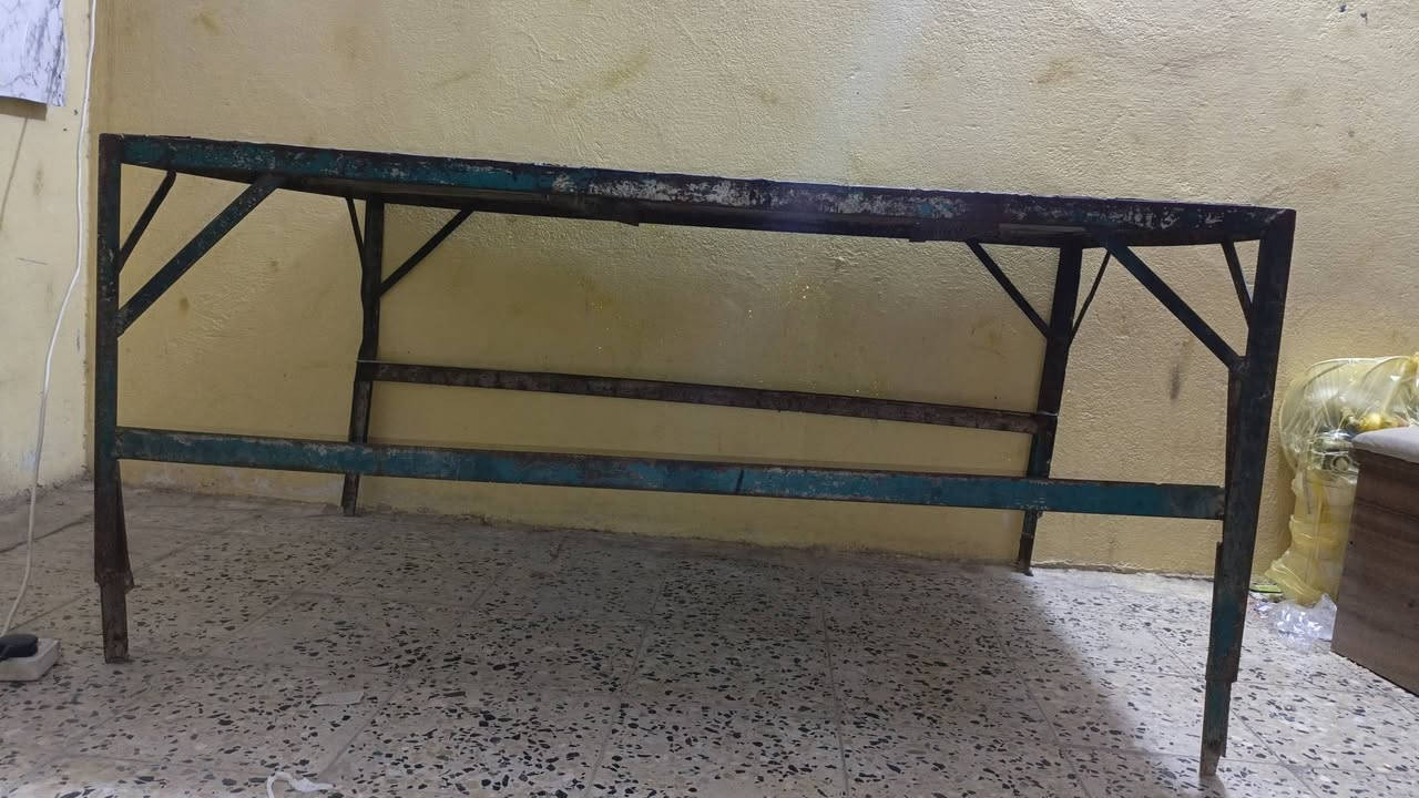 ميز حديد للبيع 
الطول 150
العرض93
الارتفاع72
السعر 50 الف 
للاستفسار ***********
