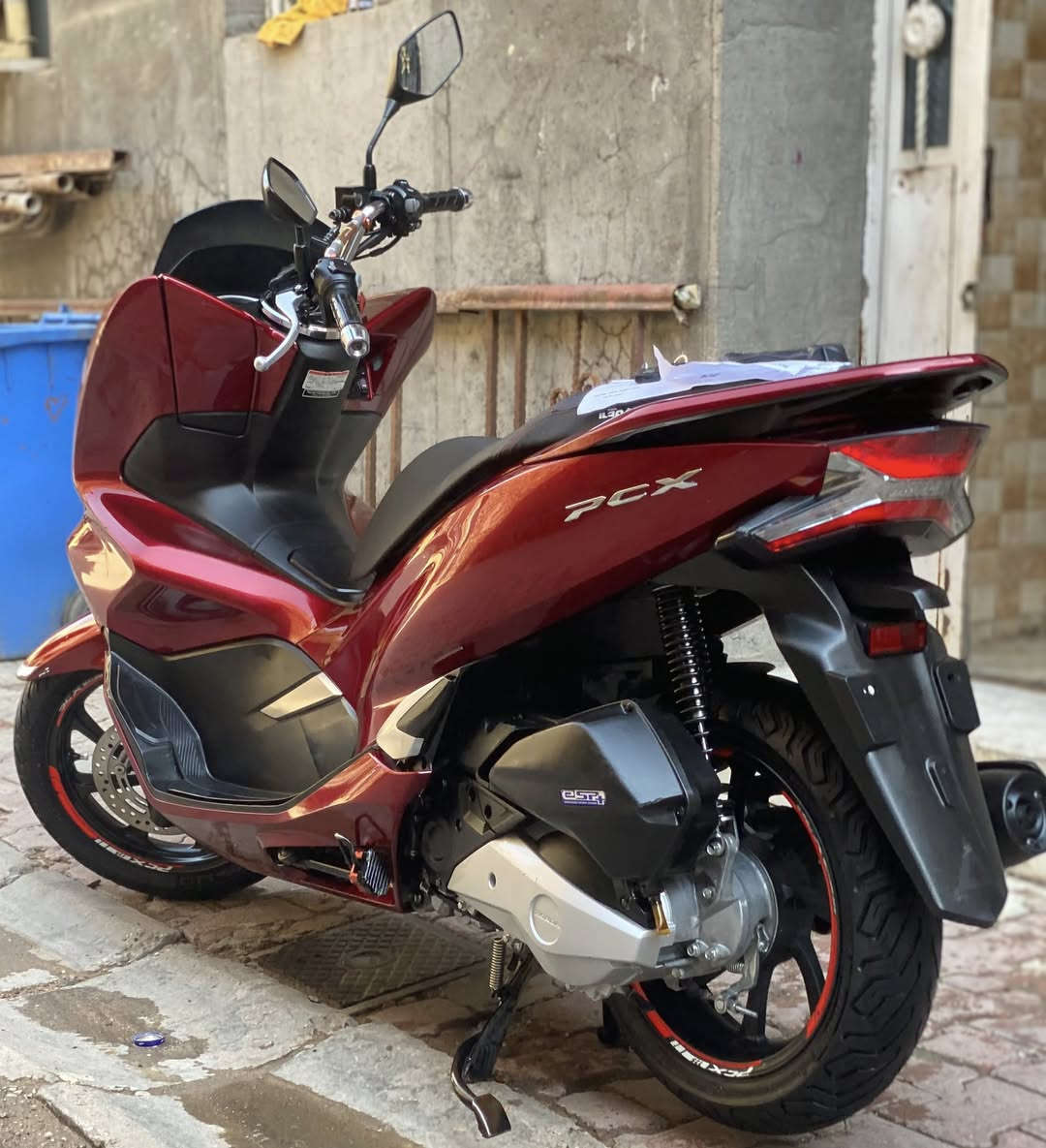 السلام عليكم للبيع
دراجة pcx بصمة ياباني جيل ثالث 
مال مزاد نازلة من كلشي وكلاشي ( كارتون ) 
رقم الشاصي JF81 - 1044059

لون مميز ماروني او كرزي 
حجم المحرك 125cc 
عداد المسافة 21 الف حقيقي 
ورقة مزادها وياها شرط 
بصمات عدد 2 + مفتاحين طوارئ 
تايرات الوكالة مشلن امامي + خلفي 
ستيكرات ويالة عمل اصليات 
حساس زدحام + ستان كهربائي 
عده سباين + منفيس اصلي + ورقه مزاد 
دراجة مكفوله كفاله عامه من باب تاخذها 

العنوان النهظة شارع شيخ عمر 
قرب باجة الحاتي رقمي 
***********
