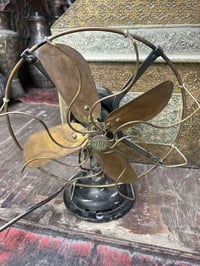 مراوح عدد 2    هيتاتشي ياباني   والثاني British Limit  السعر ١٥٠ الف  ...