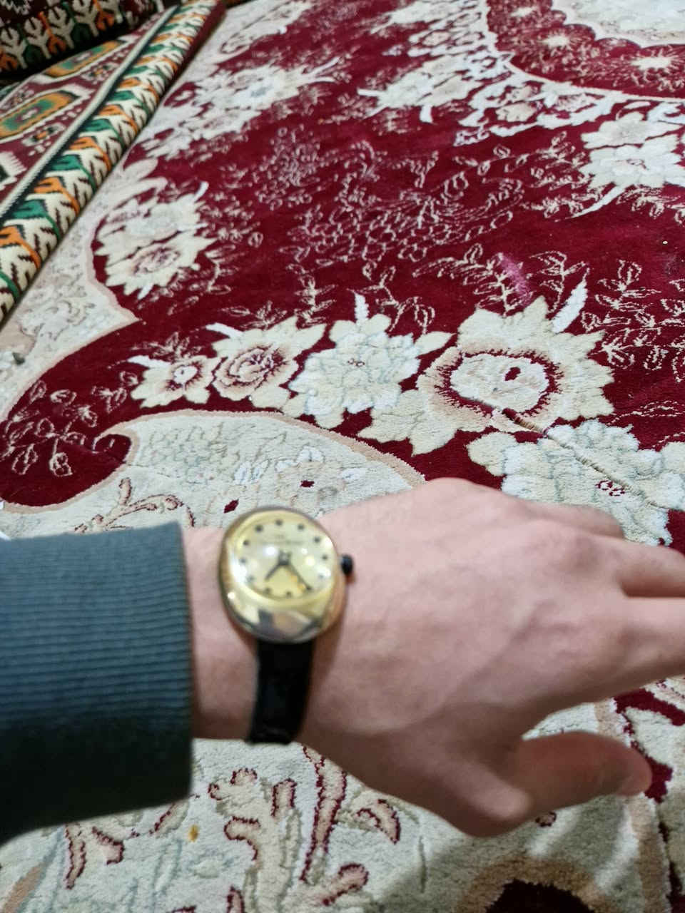 سلام عليكم فنتج سويسري اصل انتاج ٧٠ الساعة ميكانيك تكويك ماتزيد وتنقص بالوقت دقيقة كلش حلوة الساعة  نادرة لامبدل سير ولا مكينة على حالهة سعرها اريدة ١١٠ وبيهة مجال الكم


**إذا كنت صاحب هذا الإعلان وتريد حذفه لأي سبب، رجاءا أرسل رسالة إلى الدعم الفني**