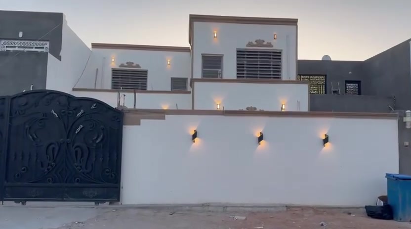 للبيع دار طابقين المساحة ٢٠٠م ٤غرف نوم واستقبال وصاله وصحيات عدد ٣ كراج يتسع لسيارتين وحديقة بناء حديث وموضح في الصور والفيديو في مجمع بيتي الأول يبعد عن شارع المجمعات ٥٠م مقابل مجمع الاميرات ٢ للاستفسار *********** واتساب أو ماسنجر (سند حر)
