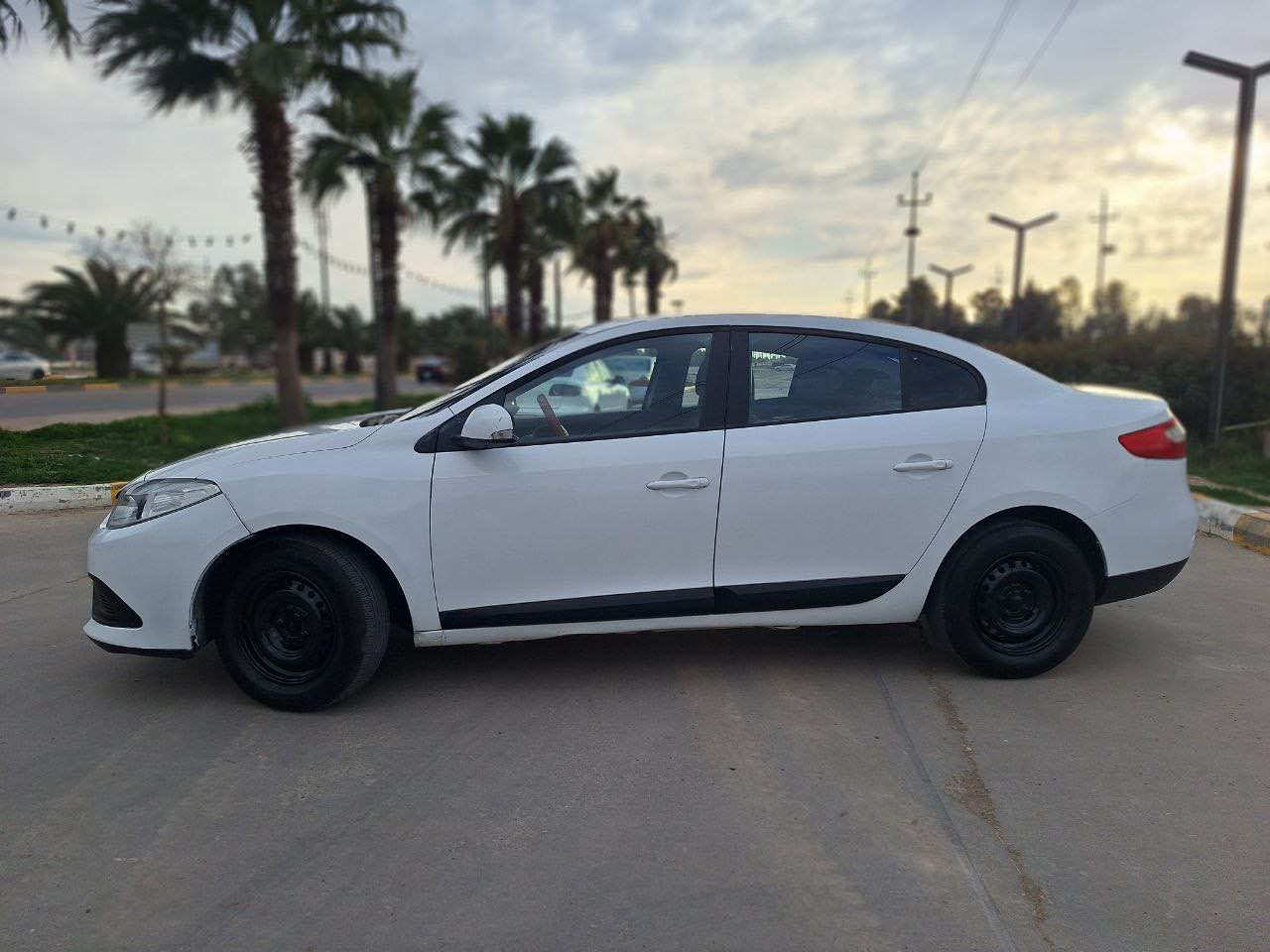 .                               بِسْمِ اللهِ الرَّحْمَنِ الرَّحِيْم
ڕینۆی فلونسی : مۆدێل 2015

گیر ئۆتۆماتیک دەبل گێڕ ، گێچ ئەلیکترۆنی ، ئاوێنە کارەبای ، چوار تایەی لۆکی لەژێرە پاتری لۆک کامل سێرفزی بۆ کراوە هیچ مەسروفێکی تیا نیە پێنج پارچەو نیوی بۆیاخە ئێڕباگی نەتەقیوە ڕسمی سۆنەرەکەی دانراوە سەیارەکە هەتا بڵێی جوان ماوە بەناو خۆمەوەیە سەنەوی و ژینگەو ڕێگاوبانی هەتا 2029 تازەیە گێڕ و مەکینە و تەبرید و بەناوکردن و غرامە هەمووی بە شەرت  سۆنەریم داناوە 

*********** 
واتس ئەپی لەسەرە كالار, السليمانية
