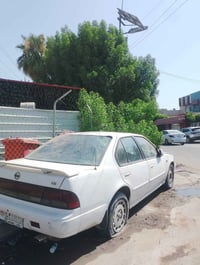 نيسان مكزمه للبيع شغاله السياره بس آني تاركه اكفلك مكينه وكير وتبريد ا...