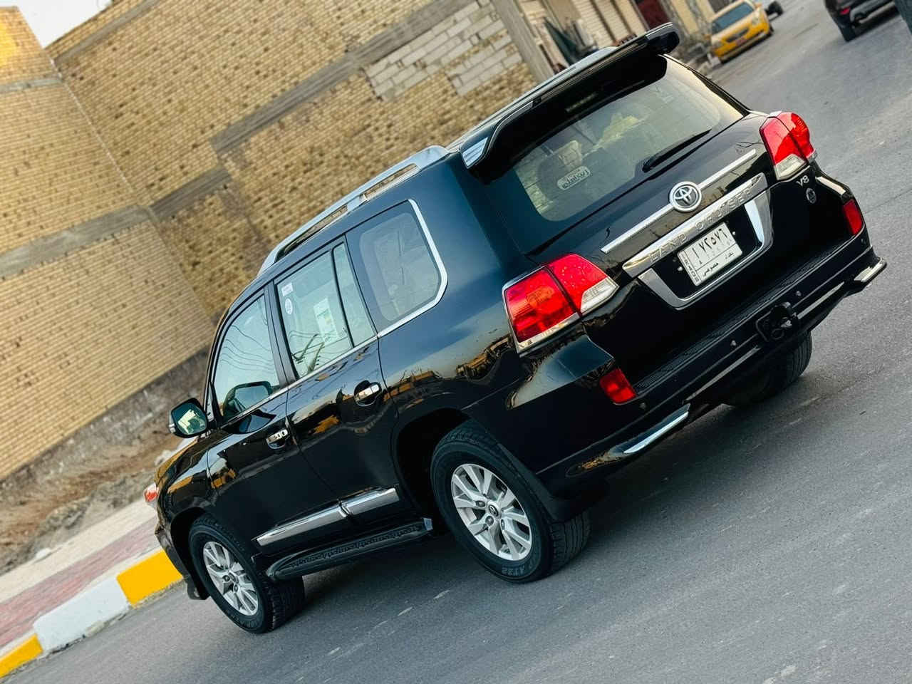 للبيع لاندكروز 2012 8سلندر رقم بغداد بسمي سعر 325فول مواصفات عينه لكزز سياره كفاله رشه خفيفه مقدمت لبنيد فقط سياره محرك كير حداده تخم تاير كله جديد مكان سياره الناصريه المركز ***********
