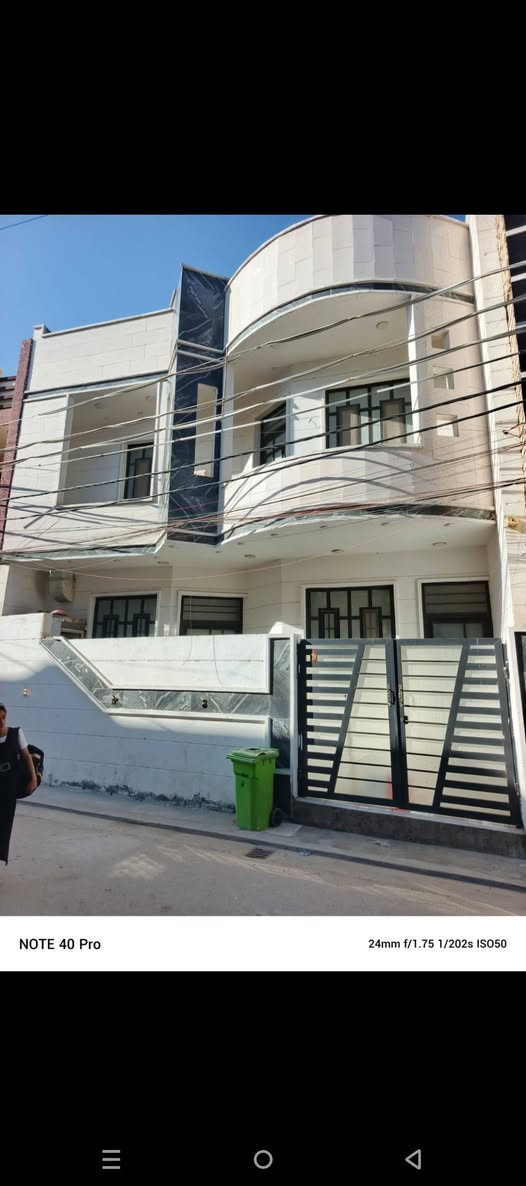 السلام عليكم للبيع بيت مساحة ١٠٠ م واجهة ٩ متر نزال ١١ متر بناء حديث صنف الارض زراعي ملك صرف اقرار محكمة يحتوي على
غرف نوم عدد 3 كبيره 
مطبخ معزول 
مطبخ حار 
صالة رئيسية ٤×٧ م 
استقبال ٤×٥ 
بيتونة كبيره على شكل مخزن 
صحيات داخلية عدد 2 
صحيات خارجية 
البناء والمواد درجة اولى سقوف جبس بورد انارة مخفية 
موقع البيت الشعب مقابل محطة وقود سما بغداد عالشارع الخدمي 
المنطقة خدمات متكاملة مجاري، وتبليط وانترنيت ومولد سحب ذهبي صيف شتاء مستمر 
 للتواصل *********** ابو غيث
خاص ما اجاوب ولا تعليقات رجاءا
