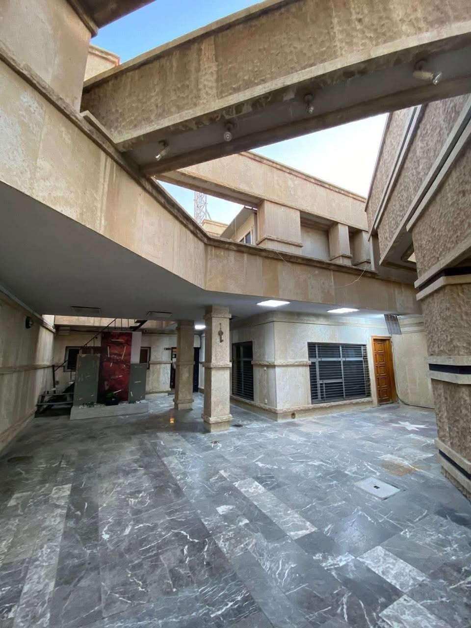 للايجار في السيديه

بيت 460 م درجه اولى 

على شارع 40 م  ورصيف 6 م قرب التجاري 

المحتويات 5 غرف نوم وصاله وهول داخلي +مطبخ مجهز +صاله مجهزه 

وكراج كبير +حديقه 

يصلح للنشاطات التجاريه (مكتب نائب  + +مقر شركه+ مذخر او معهد او مدرسه او اي نشاط تجاري) 

السعر 33 ورقه + مقدمه كم شهر 

للاستفسار اكثر الاتصال على الارقام التاليه ؛.

***********
***********
او زياره موقع الشركة 📍
السيدية الضباط مجاور افران الزيتون 2 
#شركه_الاعمار_الهندسي_للاستثمار_والتطوير_العقاري.#
