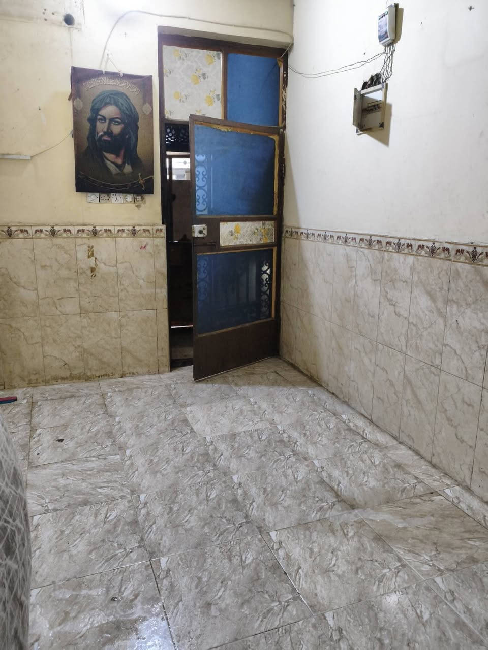 حياكم الله 
شارع المكاتب البيت 7 فرع عن سوك الجمهورية 
طابقين غرفتان واحدة في طابق الارضي و 2 في طابق الاول 
*خدماته* هناك 2 براميل ماء واحد طابق ارضي والثاني في الاول منها ماء حلو وماء اعتيادي حسب رغبة المؤجر
سعر الايجار ٦٥٠
لكن أن يكون دفع الماء والكهرباء على المؤجر 
مساحته 54م


**إذا كنت صاحب هذا الإعلان وتريد حذفه لأي سبب، رجاءا أرسل رسالة إلى الدعم الفني**