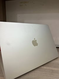 macbook air 15 m2  ram 8  hard 512  مشحونة ٤ مرات شاشة ١٥ انج  لون ذهب...