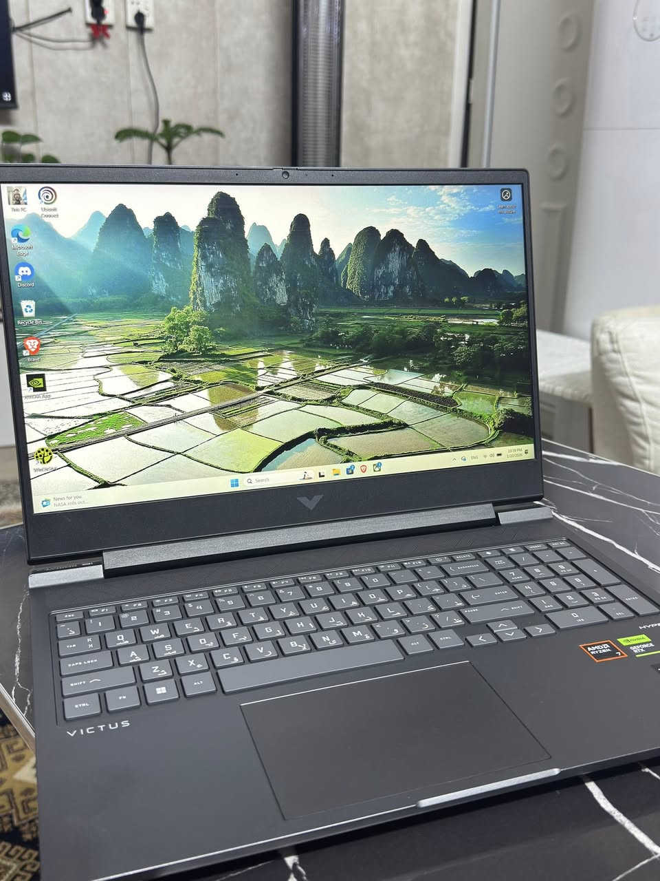 سلام عليكم شباب
للبيع لابتوب  HP Victus
المواصفات:
-
كرت الشاشة (GPU): NVIDIA GeForce RTX 4070
 المعالج (CPU): AMD Ryzen 7 8845HS 
الرام (RAM): 16 GB DDR5
 التخزين (SSD): 512 GB NVMe 
الشاشة: 16.1″ Full HD 144 Hz 
المنافذ: USB‑A / USB‑C / HDMI / Ethernet
الاتصال: Wi‑Fi 6 + Bluetooth
-
نظافه الجهاز ٩٩ بالميه مع كامل ملحقاته والكارتونه
استعمال بسيط 
سعره:1,450,000 قفل
 العنوان بغداد حي القاهره - لا يوجد توصيل
للتواصل على خاص او *********** واتساب فقط
الجهاز ويا هديه اشتراك اكسبوكس باس 4 اشهر
