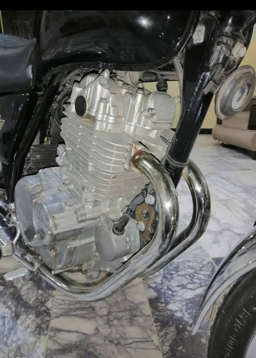 ماتۆری کلاسیک 250cc یابانی مۆدیل 1995
هەمووگیانی بیلادە لەوەتی هاتوە لای خۆمە مەنەفێسە ..تەنانەت کابلیتریش نەکراوتەوە ،،بەشەرتی هەموو گیانی ئەیفڕۆشم 
 
تایەی دوو ساییز،،قاچی حاسەیە ،،سلفە ،،یەک پستۆن و دەبڵ سالۆنسایە دەنگی بەرز نیە  و گیچی 140 و ئەوەنەش ئەروا 
سعری فرۆشتنی 1150 هەزار
750 $دۆلار
*********** السليمانية, العراق
