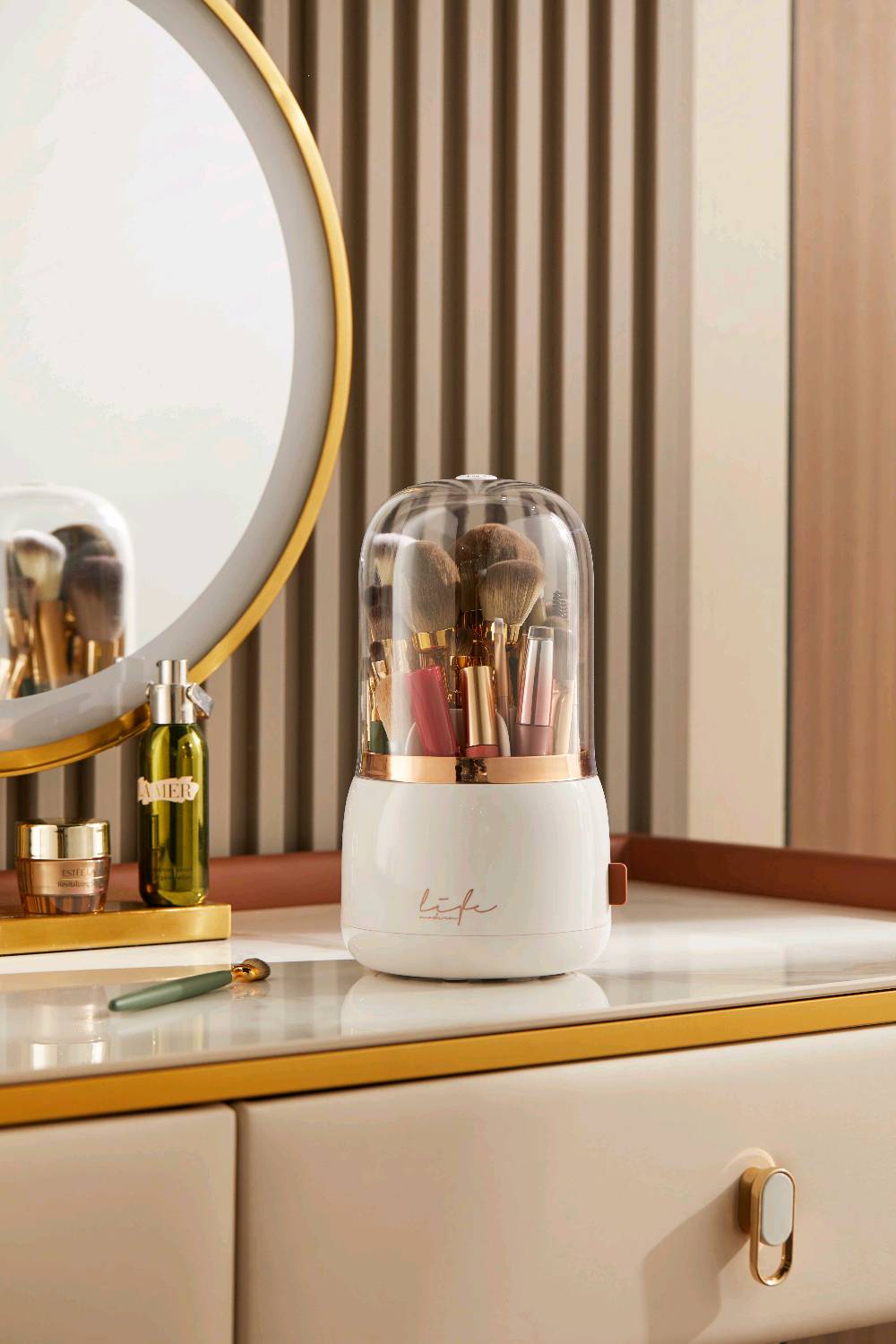 حافظة فرش مكياج دوارة
المميزات:

هيكل خارجي مقاوم للكسر و ضد الأتربة والماء

قاعدة دوارة 360 درجة

تصميم مميز و خفيفة الوزن

ابعاد المنتج: القطر 13 سم  الارتفاع 24 سم

الملاحظات:
 المنتج فقط حافظة ولا يأتي معه فرش مكياج

لا يمكن استبدال او استرجاع 