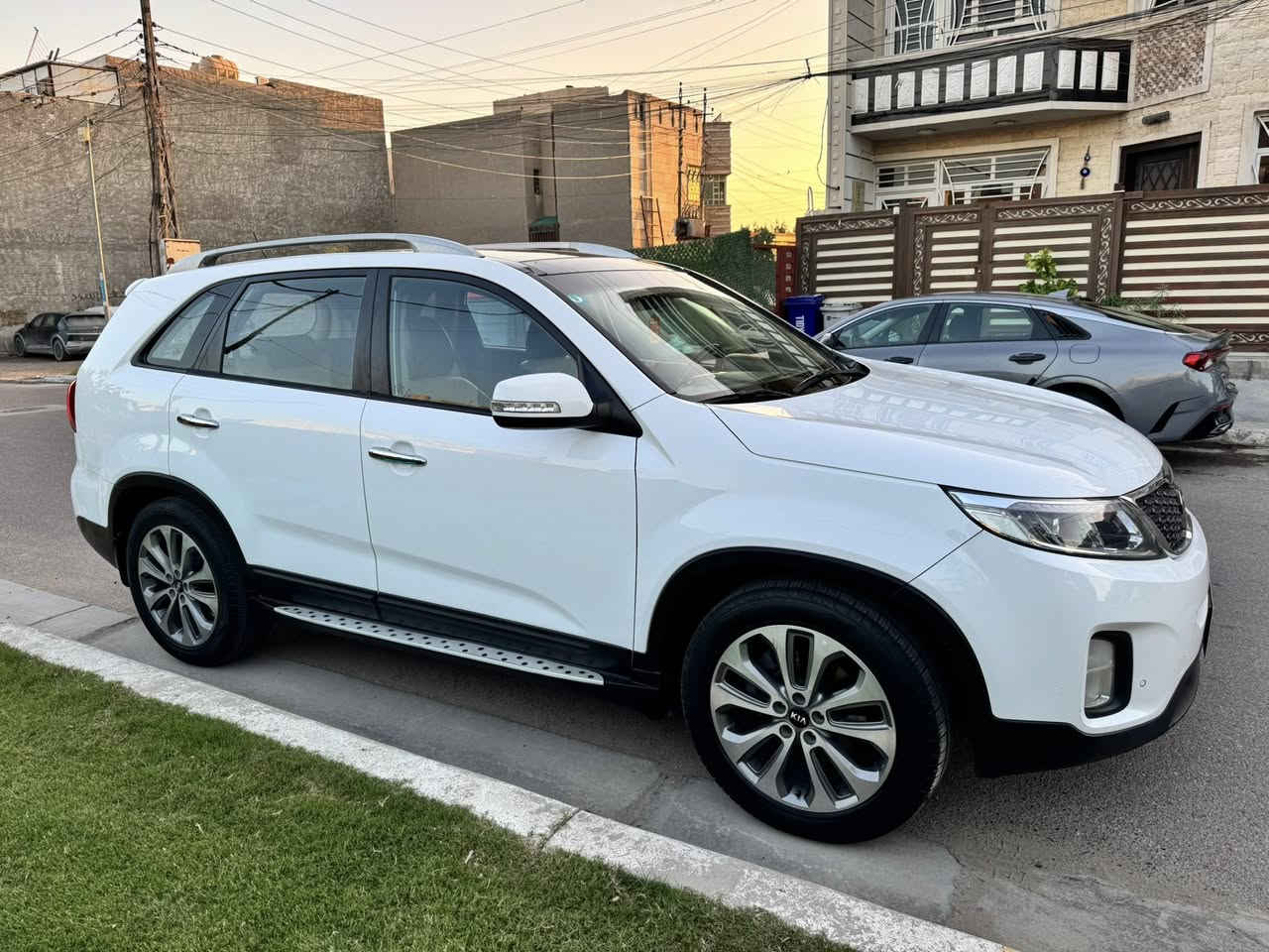 سورنتو ٢٠١٣ خليجي باسمي مشروع و طني  محرك ٦ سلندر و بانورما و جلد و كرسي كهرباء و ولد بك لايت لد و ويل كروك و شاشه و حساس  امامي و خلفي و ٧ راكب و ٣ قطع تبريد  بيهه بارد بجاملغ الخلفي يم قبق البانزين  بدون صبغ و  صدر تبريد تخم تاير جاهزه السعر ١٦٣ ورقه مكان السياره بغداد 
*********** علي
