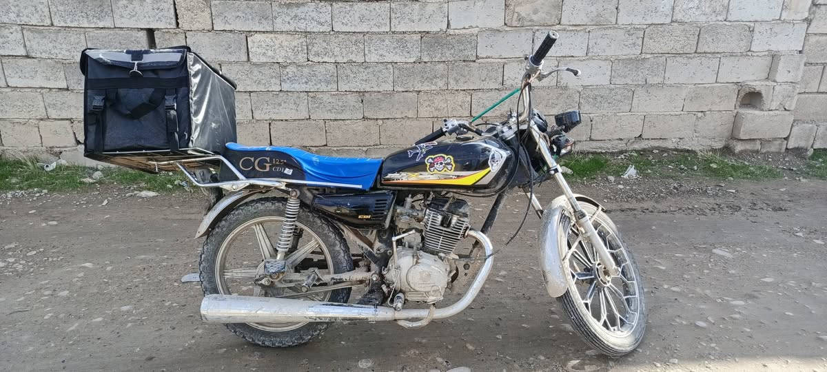 السلام عليكم ورحمة الله  شلونكم شباب
الدراجه للبيع  مكفوله كامله وشغاله كلشي مابيها احتاجيت فلوس واريد ابيعها وبيها سلف بس ينربط شغال كلشي مابي اني جاي اشتغل بيها دلفري بس هسه محتاج الفلوس واريد ابيعها ويل امامي موديل 2025.والخلفي البلادي والدراجه حيل نظيفة مالكم علاقه بل صوره لان الموبايل كامرتو تعبانه 
الشرايي ايراسلني ويتدلل مكاني تكريت السعر 300 وبي مجال للشراي /رقم صاحب الدراجه  *********** (***********موجود واتساب وموجود اتصال وهلا بيكم
