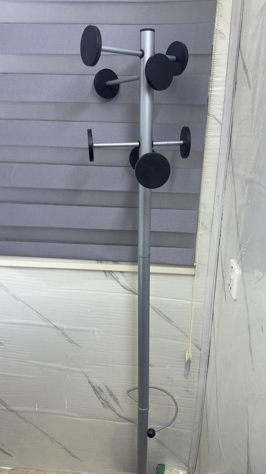 عارضات ثنين 5 قدم
عارضه 10 قدم عدد واحد
تعلاكه ملابس عدد 4
مغاسل عدد 2 
للبيع 
***********
