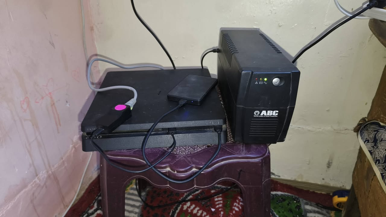 السلام عليكم: 
بلي فور سلم 500 كيكا مهكر نظام 11
مع هارد تخزين بسعه 500 كيكا مع 14 لعبه كما موضح بالفيديو، الجهاز نظيف لوك ستيكر مامفتوح ولا مصلح، مع جوستيك اصلي والاخر تجاري 
يجي ويا جهاز يو بي اس بسعه 850 فولت 
السعر 350 وبي مجال 
التواصل: *********** مكاني الكاظميه
