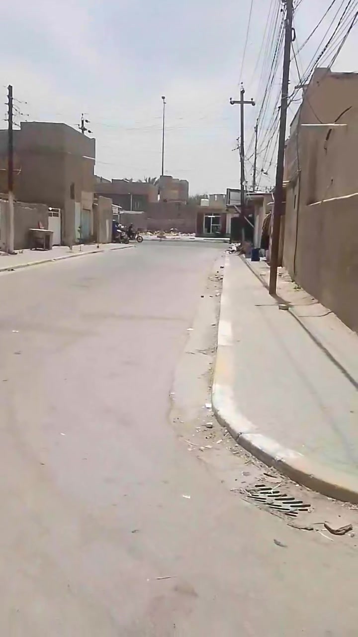 السلام عليكم دار للبيع المساحه 100م 5م في20م طابق ونصف كربلاء حي العسكري قطاع 15  سنة البناء 2025  الطابق الاول غرفة منام استقبال مفتوحه على الصاله وخدمات البناء طابوق جمهوري سكف مسلح الأرضيه بورسلين الجدران سيراميك/ الطابق الثاني غرفة منام البناء فرمستون سكف مسلح الارضيه بورسلين/ ***********  / *********** / منطقه متكاملت الخدمات واذا يوجد بيت مطلوب اسكان او مبادره منطقة 15 يرهم امراوس
