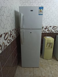 للبيع ثلاجة و كولر ماء البيع بداعي السفر وموجود بعد اغراض كلها مال بيت...